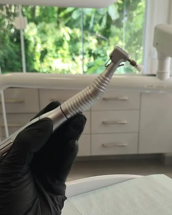 Instrumental odontológico esterilizado em uso na Odonto Premium