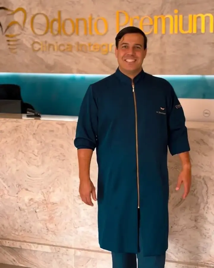 Recepção da Odonto Premium em Cajati, com o letreiro da clínica