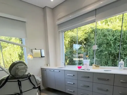 Consultório da Odonto Premium com iluminação natural